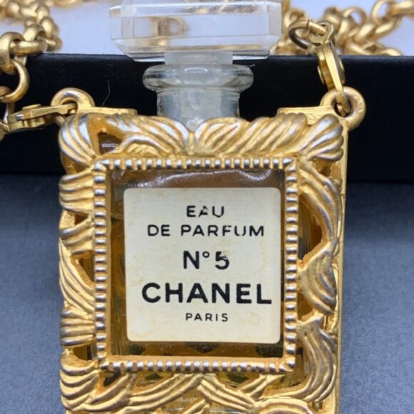 Vintage 1990's Authentic CHANEL Gold Toned No 5 Perfume Chain Necklace - Picture 2 of 10
